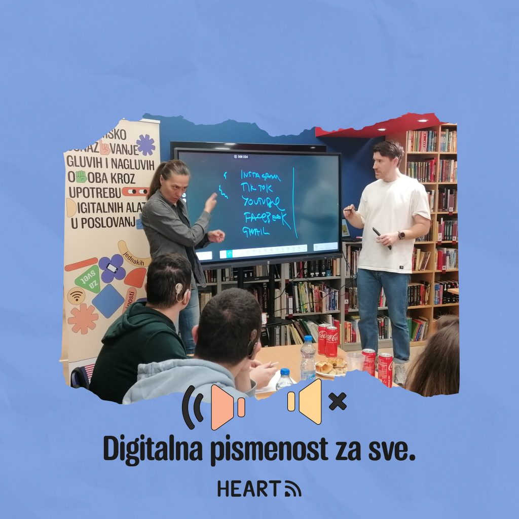 Grafika „Digitalna pismenost za sve“: Fotografija dvoje predavača ispred interaktivnog ekrana na kojem su ispisana imena društvenih mreža.