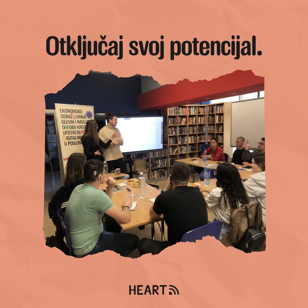 Grafika „Otključaj svoj potencijal“: Kolaž koji prikazuje predavanje o digitalnim alatima u poslovanju unutar biblioteke. Tekst na narandžastoj pozadini glasi „Otključaj svoj potencijal“ uz logo projekta HEART.