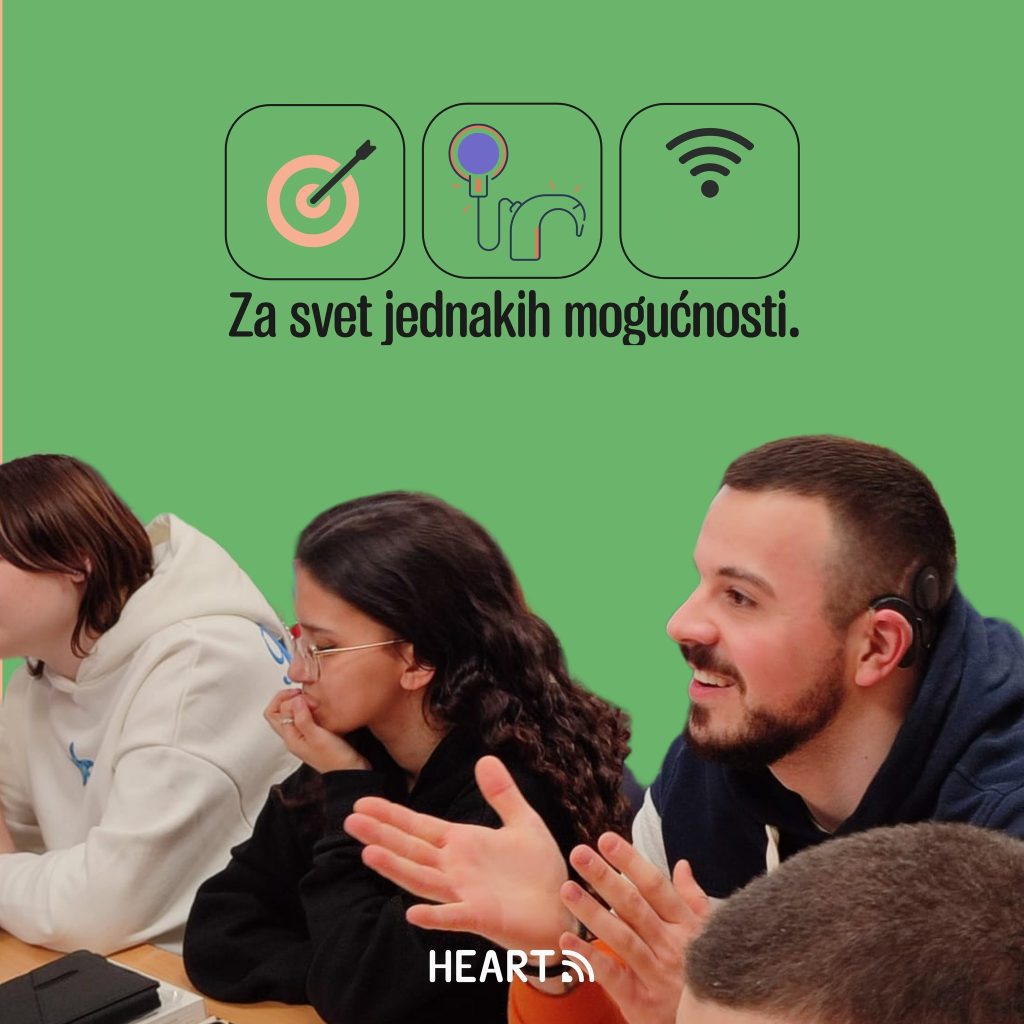 Zelena grafika „Za svet jednakih mogućnosti“: Mladi učesnik sa kohlearnim implantatom aktivno i nasmejano učestvuje u diskusiji sa grupom vršnjaka, simbolizujući socijalnu inkluziju i samopouzdanje.
