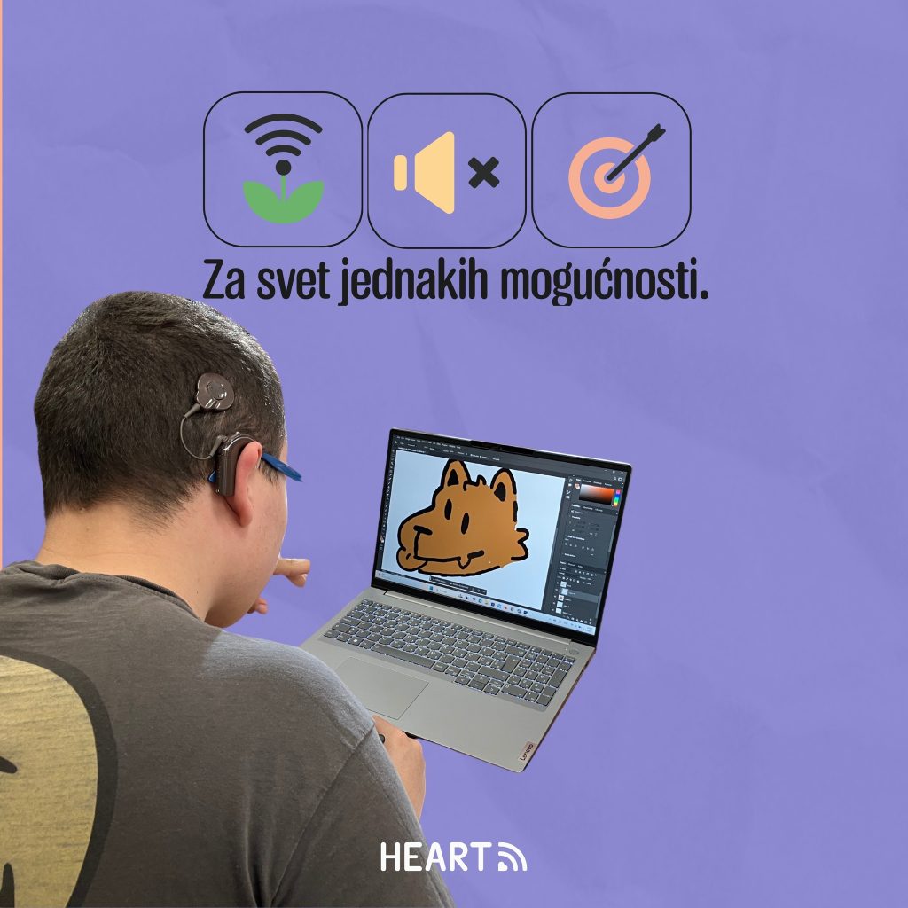 Grafika „Za svet jednakih mogućnosti“: Prikaz osobe sa kohlearnim implantatom (slušnim aparatom) koja na laptopu kreira digitalni crtež. Iznad su ikonice za tehnologiju i ciljeve, uz tekst „Za svet jednakih mogućnosti“.