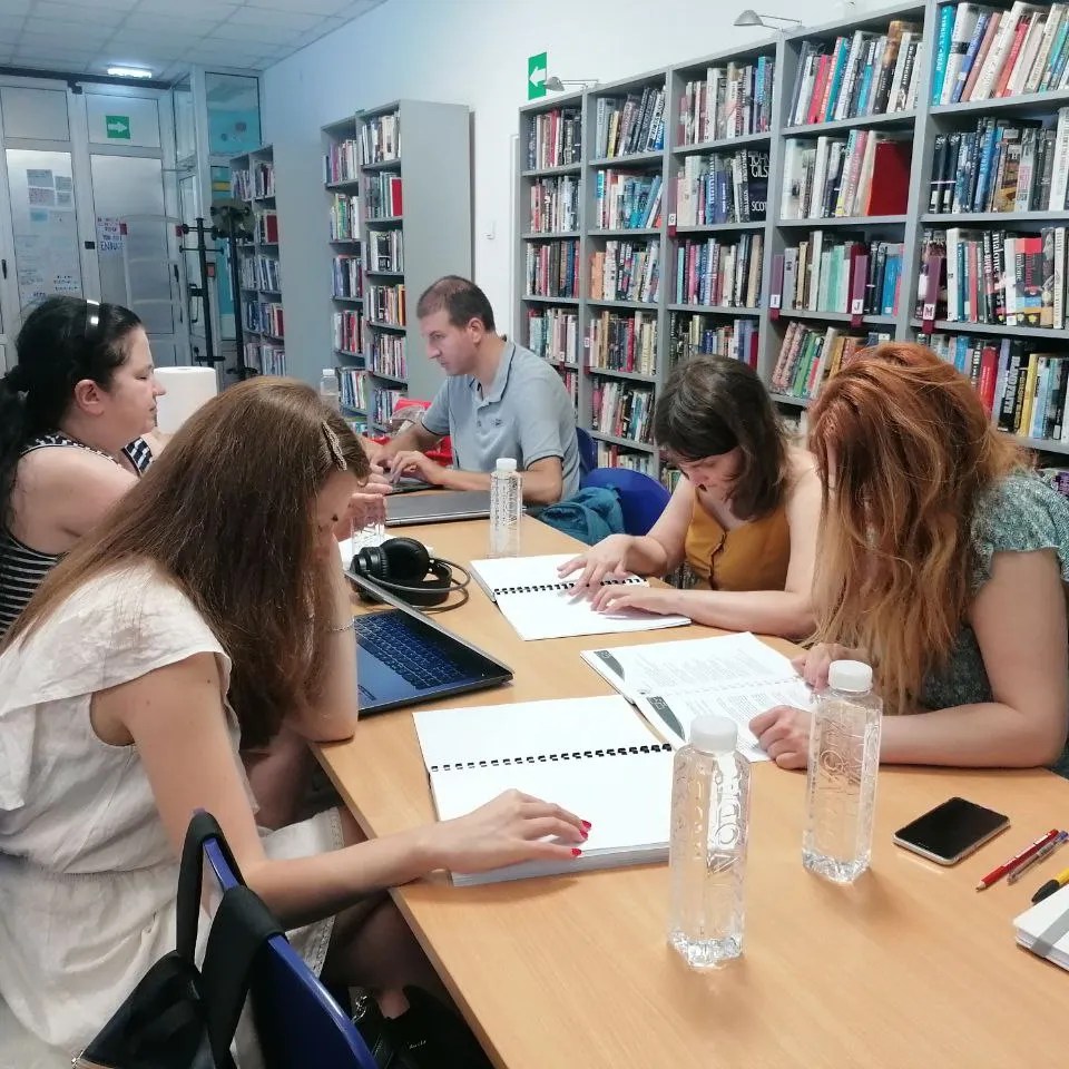 Zajednički rad u biblioteci uz korišćenje laptopa i stručne literature